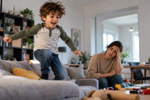 علائم بیش فعالی کودک و نشانه‌های نیازمند ارزیابی تخصصی